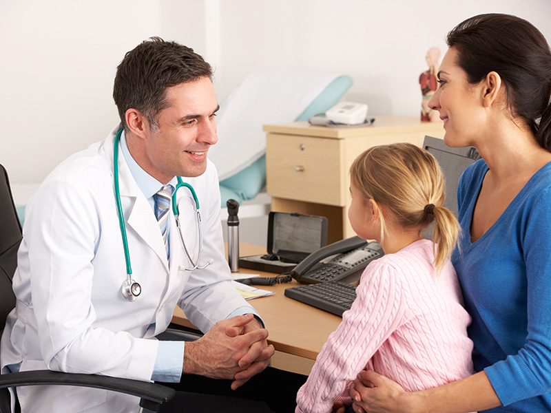 Chez les enfants, l'onguent oculaire doit être appliqué par le médecin ou un parent.
